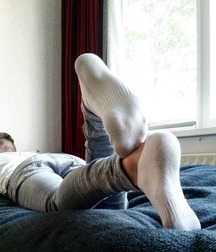 Boy and skater feet 5ded1b29cd783.jpg
