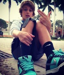 Boy and skater feet 5ded1b308f791.jpg