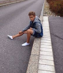 Boy and skater feet 5ded1b421a51f.jpg