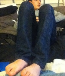 Boy and skater feet 5ded1b4b52607.jpg