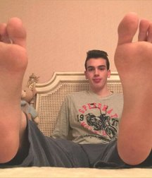 Some feet to lick 5dee547b39424.jpg