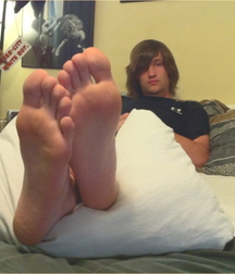 Some feet to lick 5dee550d3f0d8.jpg