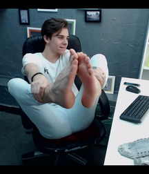 Smooth boy feet 5df16acbca3a0.jpg