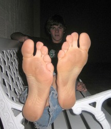 Boyfeet needs service 5df681d4091f0.jpg