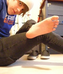 Boyfeet needs service 5df681f8c20cd.jpg