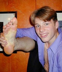 Boys feet need service 5dfa240704e5a.jpg