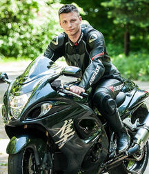 Guys and bikes 5dfa5abfd59b6.jpg