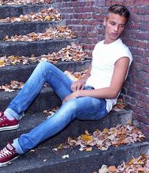 Hotties in sneakers 2 5dfad2679880b.jpg