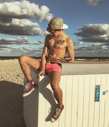Hotties in sneakers 2 5dfad29c140b1.jpg