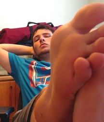 Dirty boy feet 5dfaff2bdd3a3.jpg
