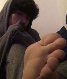 Dirty boy feet 5dfaff58e224f.jpg