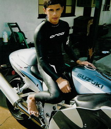 Barefoot surfer boys 5dfe52685a16f.jpg