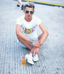 Cool boys 5dfe691f2ab26.jpg
