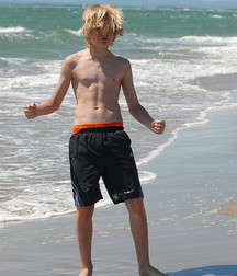 Barefoot boy beauties 2 5dfeba9e6f280.jpg