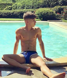 Barefoot boy beauties 2 5dfebacea8210.jpg