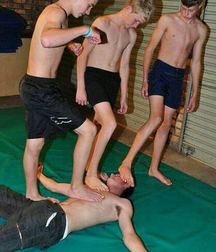 Jongens laten hun zweetvoeten zien 5f56809b409be.jpg