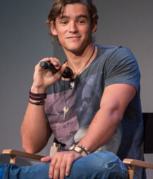 Australian actor: Brenton Thwaites 5f5e466e051c1.jpg