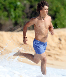 Australian actor: Brenton Thwaites 5f5e46909d256.jpg