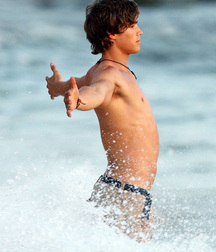 Australian actor: Brenton Thwaites 5f5e46b4df7c8.jpg