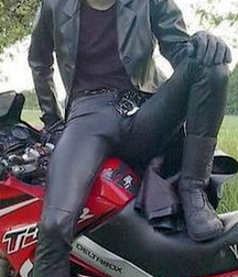 Guys loving leather 5f63f62bcc6a7.jpg