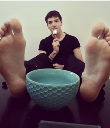Cute twinks show us their nice feet 5f6508c5116bf.png