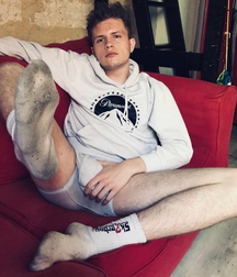 Sox or barefoot guys 5f6744e7db883.jpg