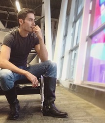 Booted hunks 5f6cdf8558b45.jpg