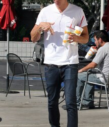 Jeans boys barefoot 5f6d07a203eb0.jpg