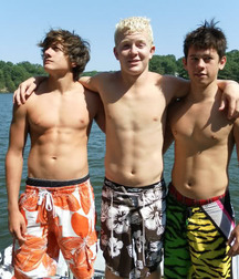 Boys in boardshorts 5f6e3af5bffaf.jpg