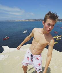 Boys in boardshorts 5f6e3b1a9b0cb.jpg
