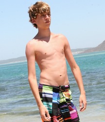 Boys in boardshorts 5f6e3b4b5db92.jpg