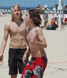 Boys in boardshorts 5f6e3b5dc36bc.jpg