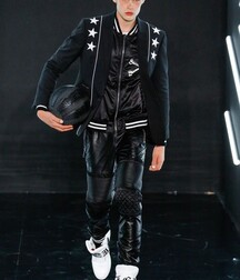 Hotties in sneakers 5f760188856ca.jpg