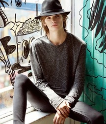 Hotties in sneakers 5f76018bb26e7.jpg