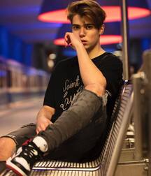 Hotties in sneakers 5f7601a80f358.jpg
