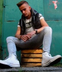 Hotties in sneakers 5f7601ee56f65.jpg