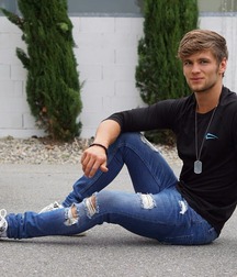 Hotties in sneakers 5f760200bbf1b.jpg