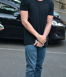 Guys in flip flops 5f777e665fa95.jpg