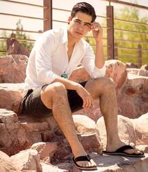 Guys in flip flops 5f777e8835481.jpg