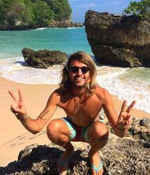 Guys in flip flops 5f777e89d52b7.jpg