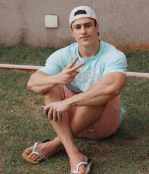 Guys in flip flops 5f777e8d6184f.jpg