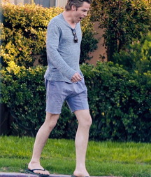 Guys in flip flops 5f777e9525dce.jpg
