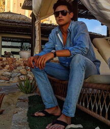 Guys in flip flops 5f777e992d51c.jpg