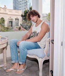 Guys in flip flops 5f777eaedf6a9.jpg