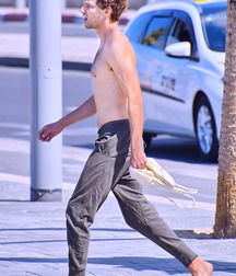 Guys in flip flops 5f777eb152fa5.jpg