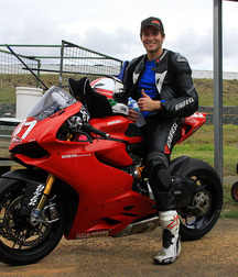 Motorbikers and racers 5f78903e7bf8b.jpg