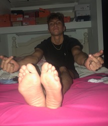 Sweaty boyfeet needs a tongue 5f7a05d3a729a.jpg