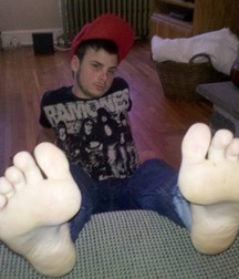 Sweaty boyfeet needs a tongue 5f7a05ec9411c.jpg