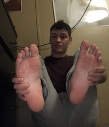 Sweaty boyfeet needs a tongue 5f7a05fc14a5d.jpg