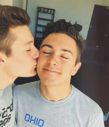 Guys in love 5f7c894e76769.png